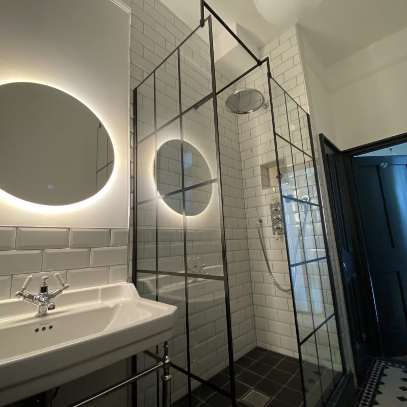 monochrome bathroom in teddington london